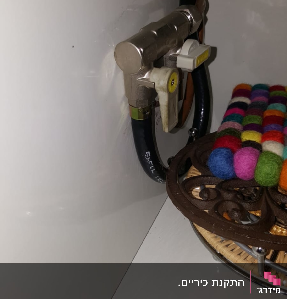 שסתום גז עם צינור שחור מחובר לקיר